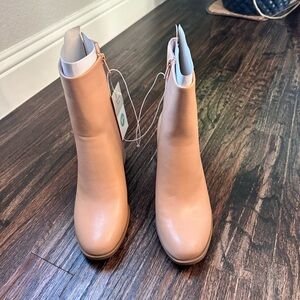 Elegant Tan Ankle Boots